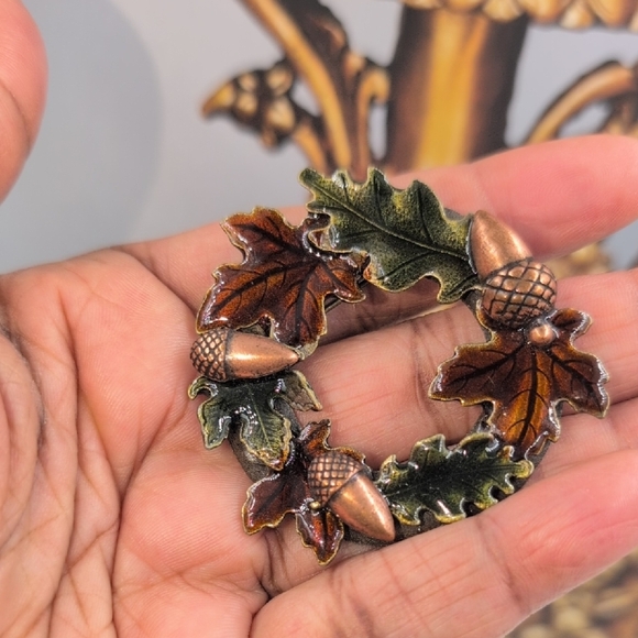 KC Leaf and Acorn Wreath Brooch - Picture 4 of 5
